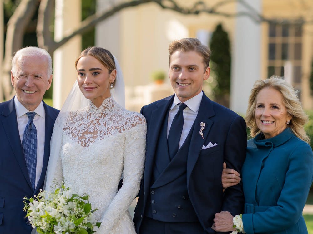 Joe Biden mit seiner Enkelin Naomi Biden, ihrem frisch angetrauten Ehemann Peter Neal und Jill Biden. (Bild: imago/ZUMA Wire)