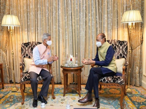  External Affairs Minister S Jaishankar with former Mauritius Prime Minister Navinchandra Ramgoolam