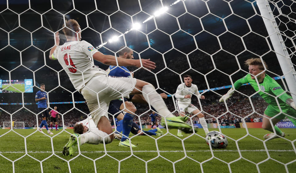 Leonardo Bonucci anota el primer gol de Italia ante Inglaterra en la final de la Euro 2020, el domingo 11 de julio de 2021, en Londres. (AP Foto/Frank Augstein, Pool)