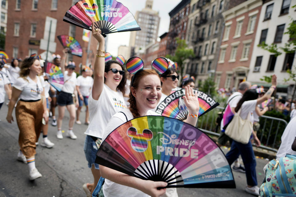 Participantes de The Walt Disney Company avanzan en la Marcha del Orgullo de la ciudad de Nueva York, el domingo 30 de junio de 2024, en Nueva York. (Foto de Charles Sykes/Invision/AP)