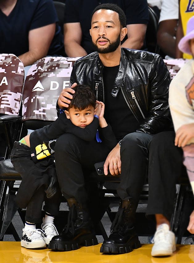 Miles, hijo de John Legend, se aburre viendo baloncesto