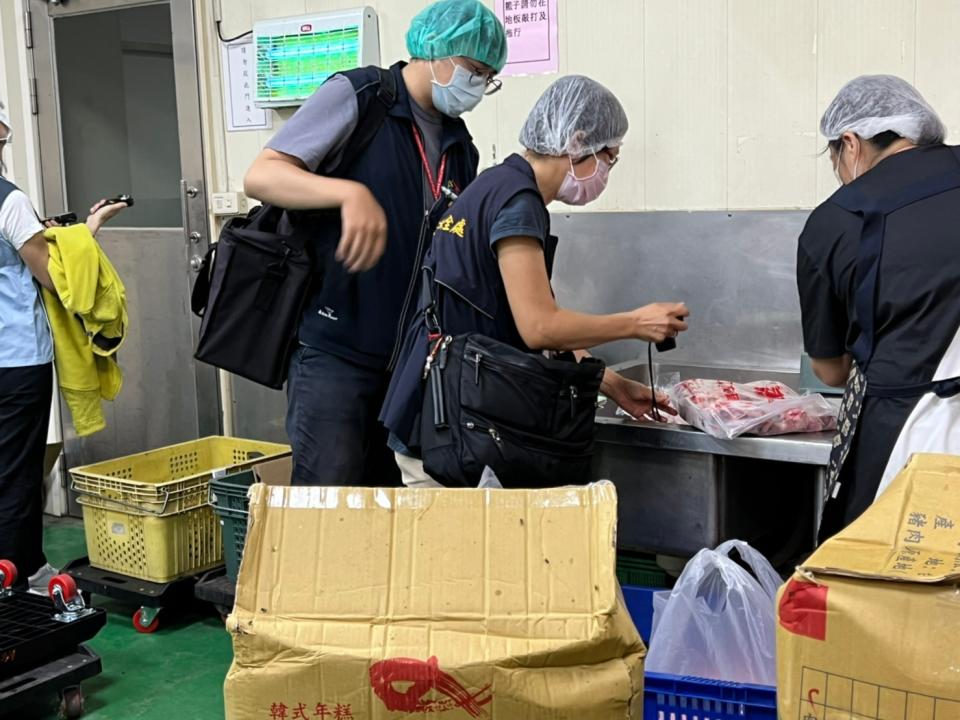 營養午餐棒棒腿遭爆料「洗產地」後，台中市政府衛生局和教育局等單位跨局處稽查。台中市政府提供