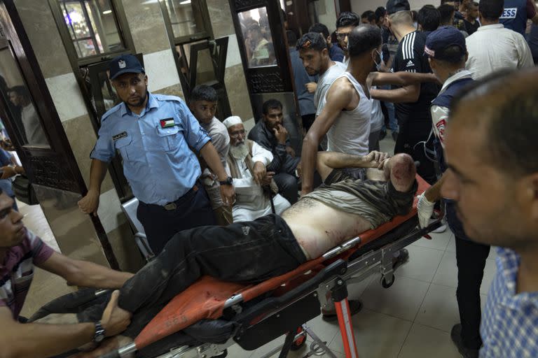 Un herido palestino es trasladado a un hospital en Khan Younis. (AP /Fatima Shbair)