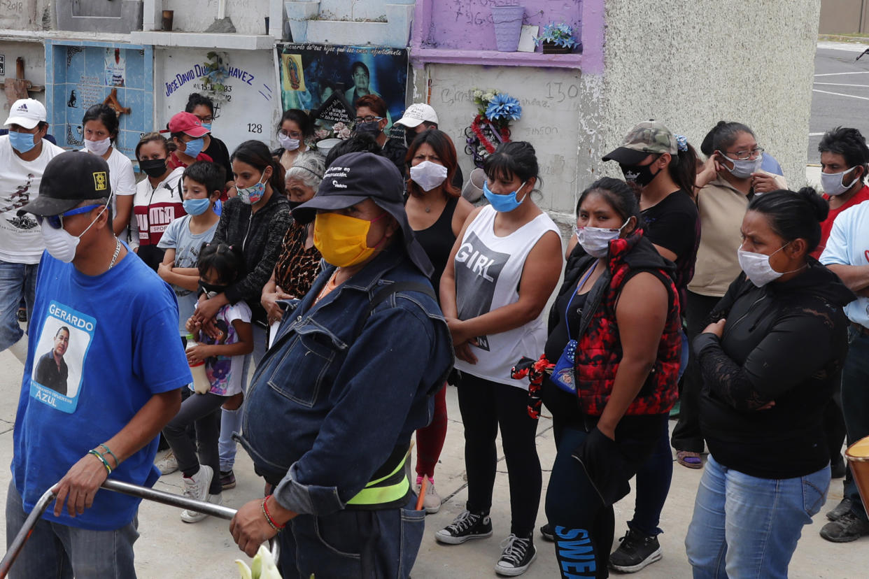 MEXICO CITY, MEXICO - JUNE 2, 2020: Relatives of a person who died from Coronavirus (COVID-19) during the funeral before burying him in a niche of Nezahualcoyotl cemetery on June 2, 2020 In Mexico City, Mexico- PHOTOGRAPH BY Juan Carlos Williams / Eyepix Group / Barcroft Studios / Future Publishing (Photo credit should read Juan Carlos Williams / Eyepix Group/Barcroft Media via Getty Images)