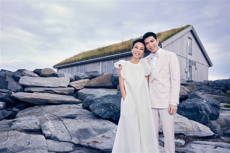蕭敬騰和老婆Summer在海邊拍婚紗照。（圖／喜鵲娛樂提供）