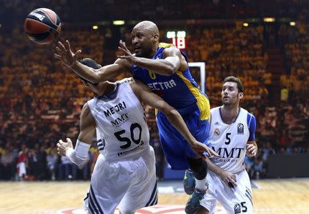 Maccabi Electra Tel Aviv Devin Smith (C) challenges Salah Mejri (L) of Real Madrid during their Euroleague Final Four final basketball game in Milan May 18, 2014. REUTERS/Giuseppe Cottini