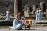 La fiaccola olimpica per i Giochi di Tokyo 2020 è stata accesa nell'antica Olimpia, in un evento chiuso al pubblico a causa dell'emergenza per il Coronavirus (REUTERS/Alkis Konstantinidis)