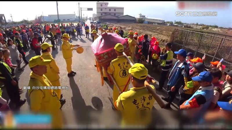 「粉紅超跑」趕路途中突然大轉彎。（圖／翻攝白沙屯媽祖網路電視台）