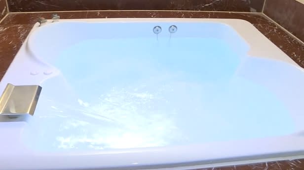 浴缸若沒有消毒完全，可能藏有病菌。（圖／東森新聞）