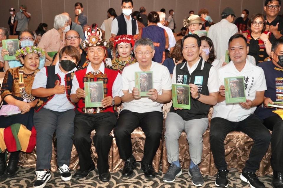 台灣民眾黨主席柯文哲出席前瑪家鄉長梁明輝的新書發表會。（記者毛莉攝）