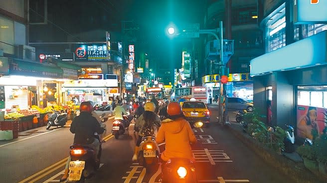 三峽民生街和文化路口，因路口號誌閃黃燈或紅綠燈的兩難，引發地方議論。（蔡雯如攝）