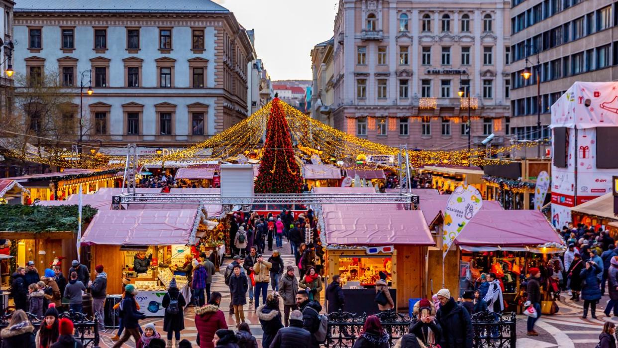 this pic shows christmas market in front of st stephens basilica in central budapest