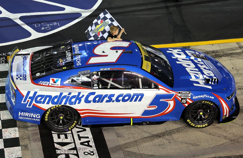 BRISTOL, TENNESSEE – 21 DE SEPTIEMBRE: Kyle Larson, conductor del hijo de Chevrolet número 5 de HendrickCars.com, Owen Larson, celebra con la bandera a cuadros después de ganar la carrera nocturna Bass Pro Shops de la NASCAR Cup Series en Bristol Motor Speedway el 21 de septiembre de 2024 en Bristol , Tennessee. (Foto de Jonathan Bachman/Getty Images)