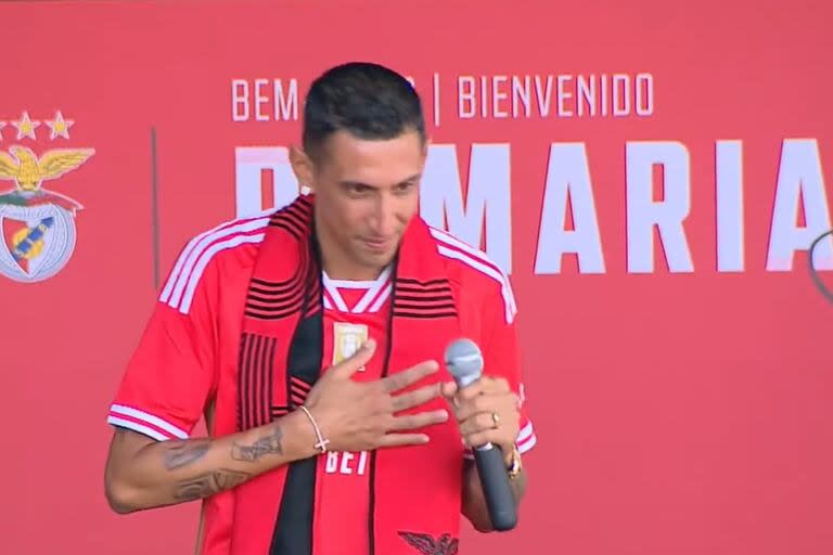 Ángel Di María salió a un balcón del estadio de Benfica y les habló a los hinchas del club, con su estilo, en su regreso