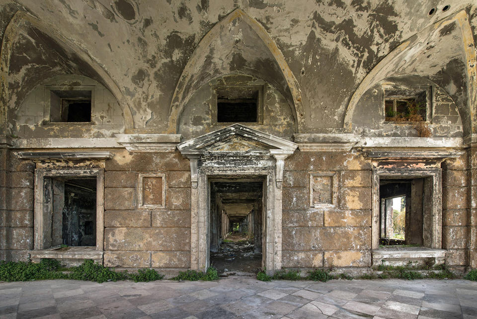 <p>“I loved the decay in this building, weeds were growing everywhere and the walls had nice texture.” (Photo: Bob Thissen/Caters News) </p>