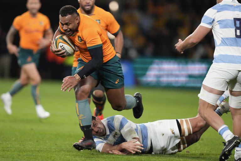 Samu Kerevi, una topadora en el centro de la cancha que hace temible al juego ofensivo de los Wallabies; en la escena lo sufre Pablo Matera.