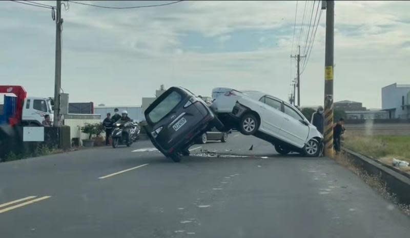 停路邊採油菜花車遭追撞成立筊