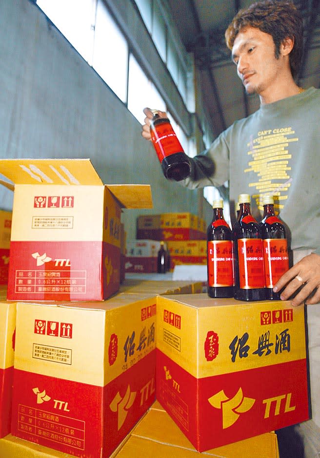 台酒今年酒類商品策略以「推陳出新」提高利潤，除了日前的紅標米酒外，陳年紹興酒預計下半年也將走入歷史。（本報資料照片）（飲酒過量有害健康）