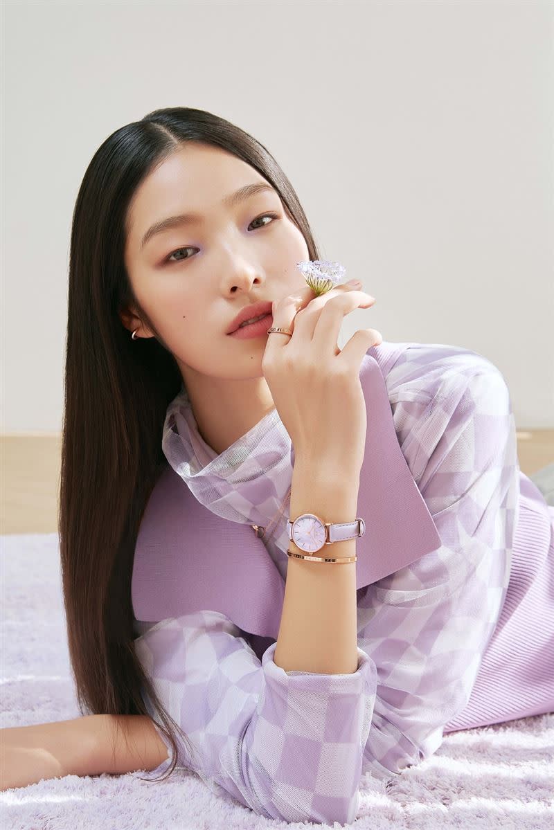 DＷ Spring Pastel Purple薰衣草紫Petite圓型腕錶 打造讓人無限嚮往的春日時尚穿搭。（圖／品牌業者提供）