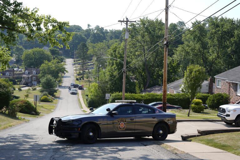 Las fuerzas del orden bloquean una calle en Bethel Park, Pensilvania, que dicen que era una residencia de Thomas Matthew Crooks, el sospechoso de disparar al expresidente Donald Trump, el domingo 14 de julio de 2024. (AP Photo/Joshua A. Bickel)