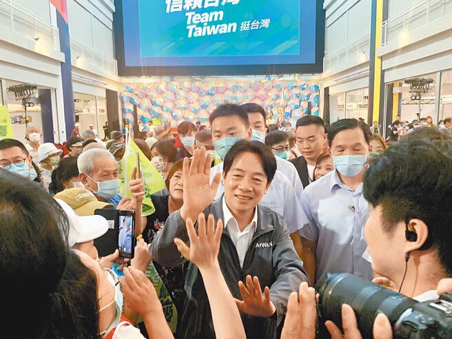 民進黨主席暨總統參選人賴清德17日到花蓮成立信賴台灣之友會，強調要在花蓮建構捷運化的公車系統，另外花蓮也可發展軟體園區。（王志偉攝）