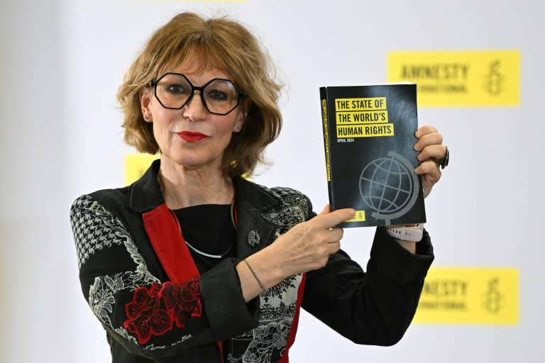 Agnès Callamard, secrétaire générale d'Amnesty International, montre le rapport annuel sur les droits humains, le 24 avril 2024 à Londres (JUSTIN TALLIS)