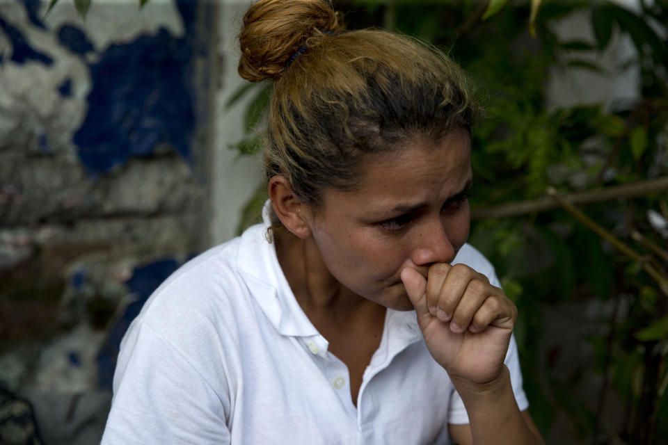 En esta foto del 28 de octubre de 2018, Orbelina Orellana, de 26 años y oriunda de Honduras, llora mientras habla sobre los tres niños pequeños que ella y su esposo dejaron para unirse a una caravana de miles de migrantes que intentan llegar a Estados Unidos en busca de una vida mejor, en Tapanatepec, estado de Oaxaca, México. (AP Foto / Rebecca Blackwell)