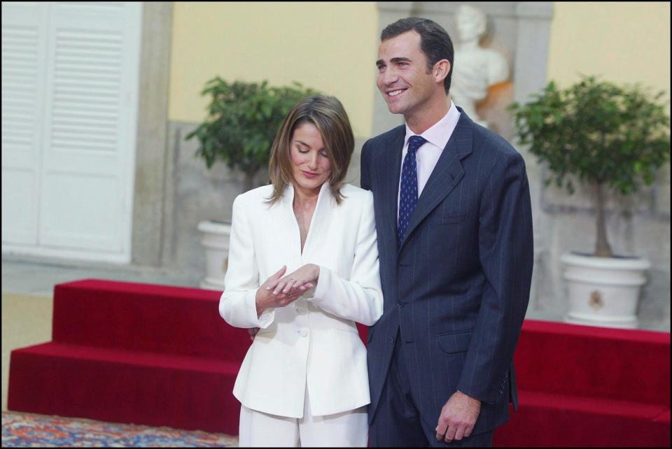 Letizia muestra su anillo de compromiso. (Photo by Alain BENAINOUS/Gamma-Rapho via Getty Images)