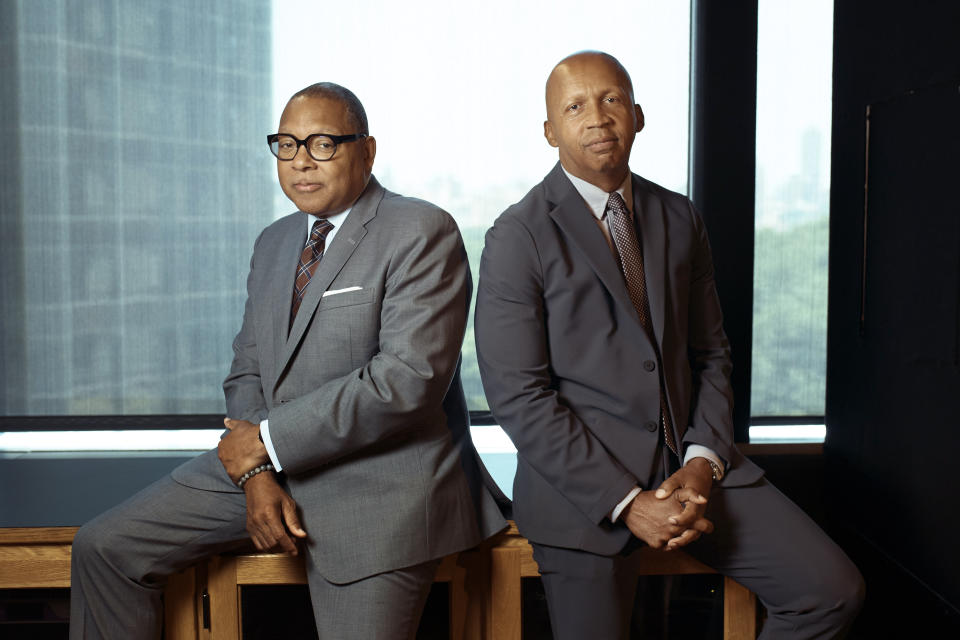 El jazzista galardonado con el Pulitzer Wynton Marsalis, izquierda, y Bryan Stevenson, pianista y fundador de Equal Justice Initiative posan para un retrato el jueves 13 de junio de 2024, en Nueva York. (Foto AP/Andres Kudacki)