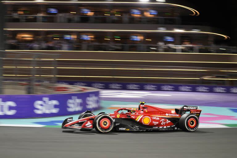 De 18 años, Bearman es el tercer piloto entre los más jóvenes en debutar en F. 1; un rato después de su primer entrenamiento, estuvo a punto de desplazar a Lewis Hamilton en la prueba de clasificación, y al día siguiente lo superó en la carrera.