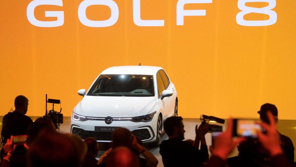 Wegen Problemen mit dem elektronischen Notrufassistenten eCall hat VW für den Golf 8 einen Auslieferungsstopp verhängt.