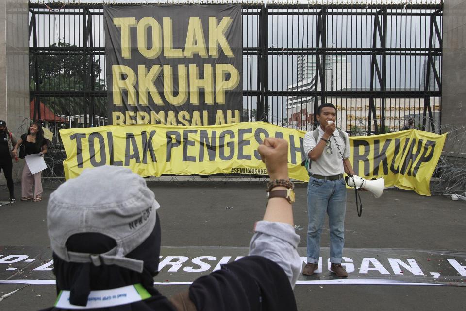 A number of activist for human rights hold a demonstration at the front parliament building against draft criminal code in Jakarta, Indonesia on December 5, 2022. In their action, they rejected articles that perpetuate corruption in Indonesia, silence press freedom, and regulate public-private space.