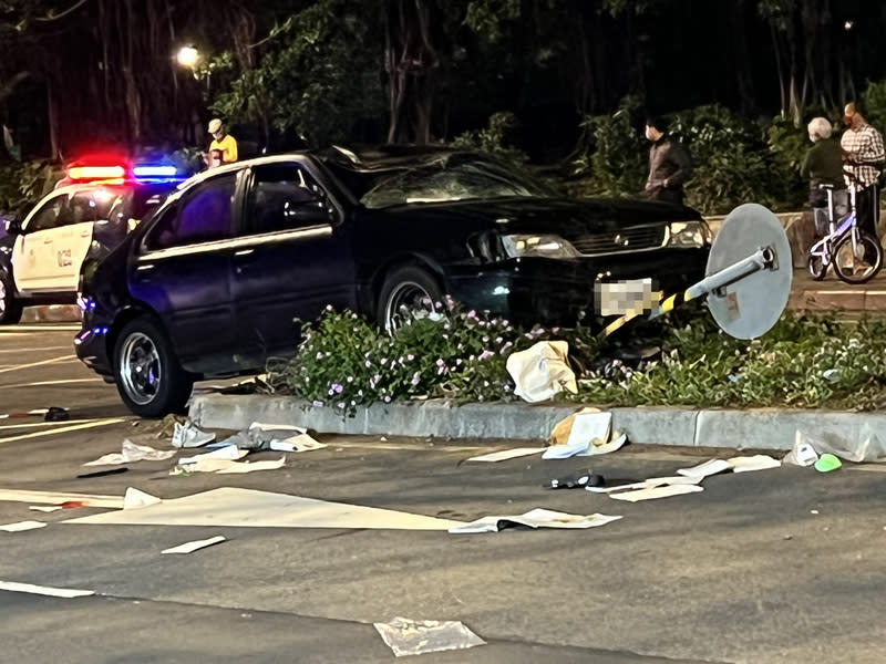 台北市警消18日晚間獲報，在士林區士東路、芝玉路二段一帶有汽車不明原因衝撞行人，造成3人受傷。（民眾提供）