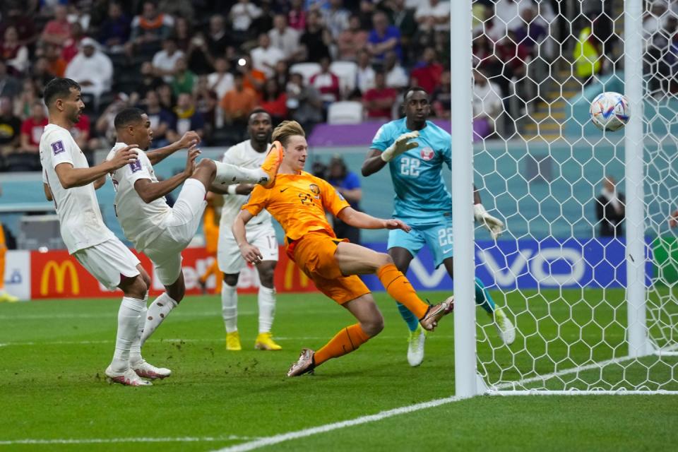 Frankie de Jong, of the Netherlands, scores his side's second goal during the World Cup group A football match between the Netherlands and Qatar, at the Al Bayt Stadium in Al Khor , Qatar, Tuesday, Nov. 29, 2022. (AP Photo/Darko Bandic)