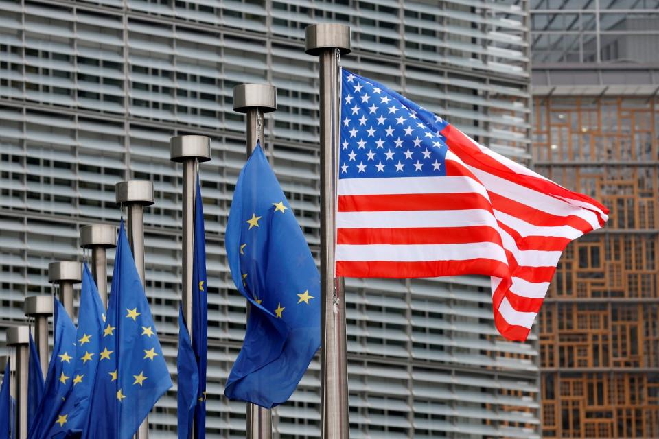 歐盟對中國貿易政策呼應美國政府的立場。圖為歐盟旗幟與美國國旗2017年在歐盟比利時布魯塞爾總部。路透社