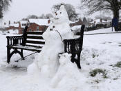 Wirklich süß ist dieses Schneemänner-Duo aus Wales: Während das Männchen gemütlich auf einer Bank sitzt, hat der Bello aus Schnee daneben Platz genommen. (Bild-Copyright: David Davies/PA via AP)