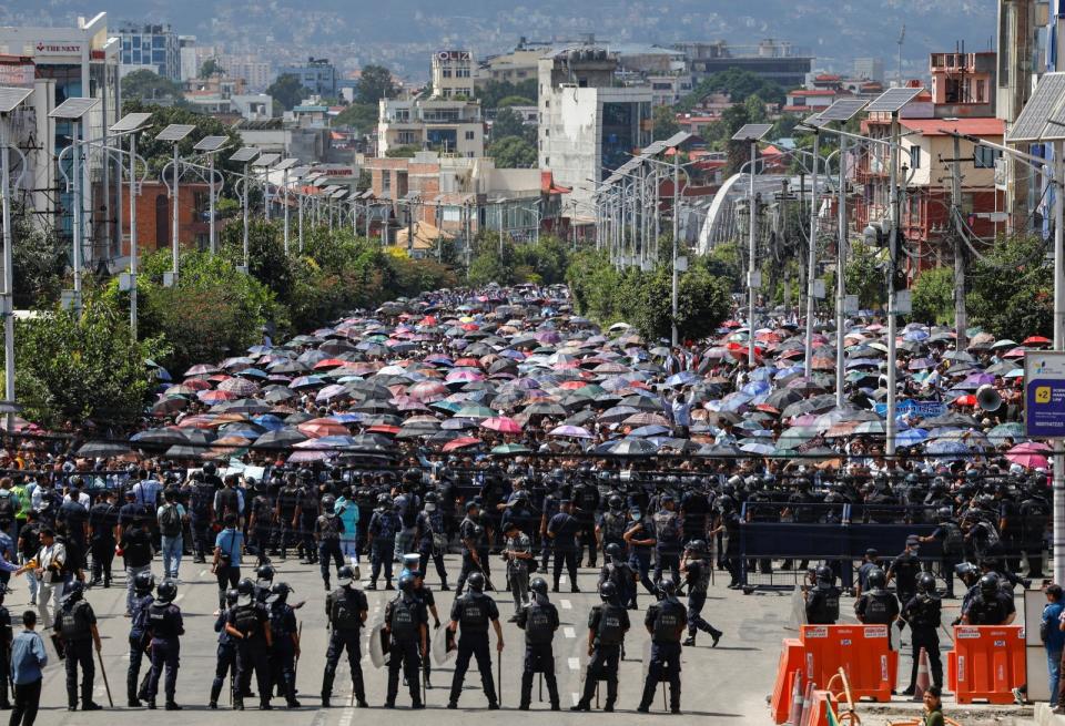 尼泊爾鎮暴警察20日在首都加德滿都的國會大廈前架起拒馬，擋住示威教師。路透社