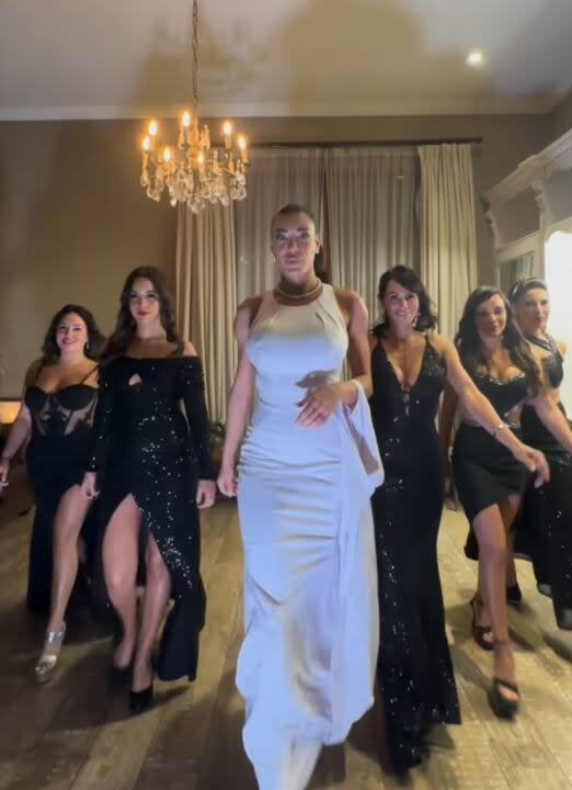 Pamela Pombo y sus damas de honor, antes de salir rumbo a la ceremonia