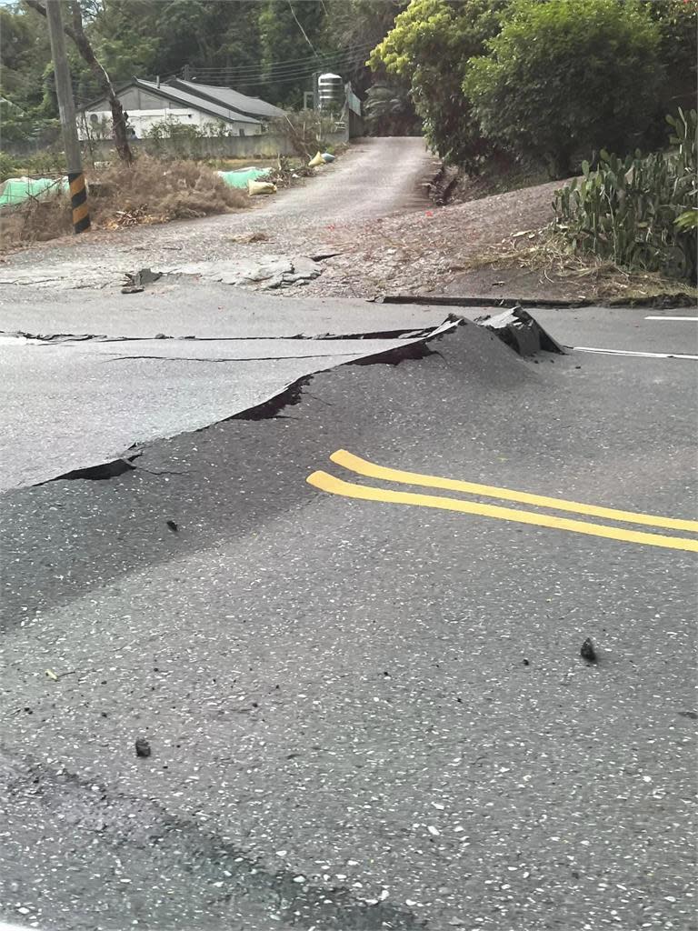 台東池上規模6.8地震！花蓮東里路面崩壞「M字拱起」驚險畫面曝