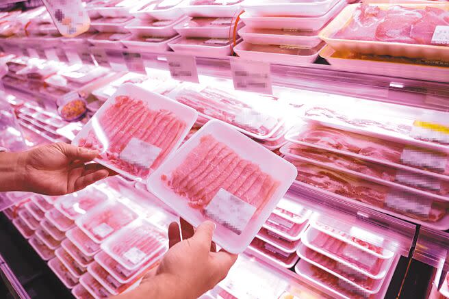 針對近日爆出美豬洗產地，台中市開出全國第1槍，市長盧秀燕6日率先公布採購「美加混豬」的81家餐飲業者名單。圖為賣場豬肉櫃位。（示意圖，與新聞事件無關）（鄧博仁攝）