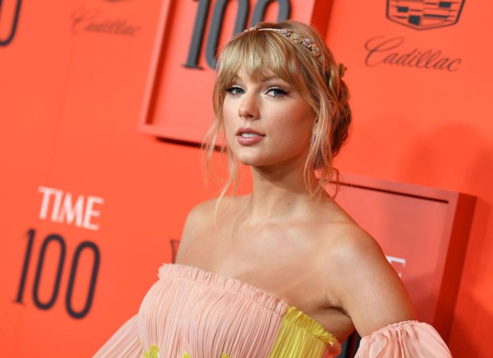 Taylor Swift looks like an actual princess in this pink prom dress