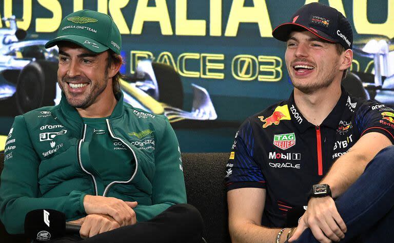 Fernando Alonso y Max Verstappen sonríen en la rueda de prensa en Melbourne 2023; el español defendió hace diez temporadas el desembarco del joven talento en la Fórmula 1