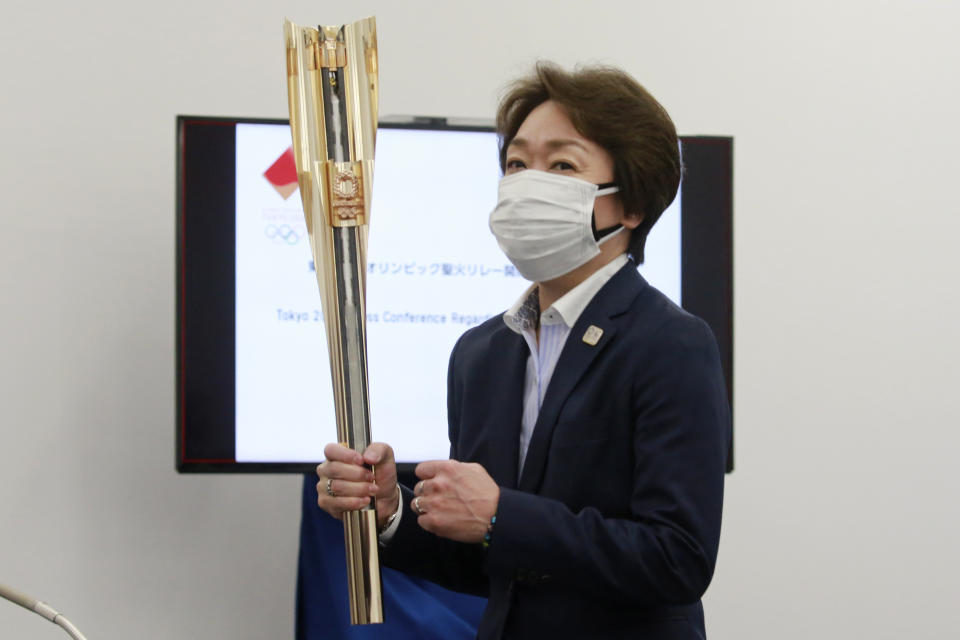 La presidenta del comité organizadores de los Juegos Olímpico de Tokio 2020, Seiko Hashimoto, sostiene una antorcha durante una rueda de prensa, el miércoles 24 de marzo de 2021. (AP Foto/Koji Sasahara)