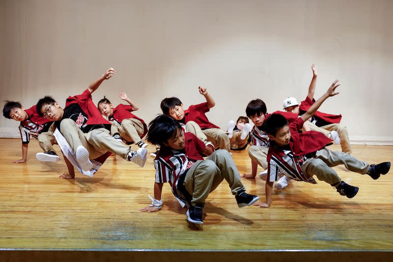 Foto de Archivo: Miembros de Ara Style Kids ensayan en el escenario, en un festival local en Tokio, Japón