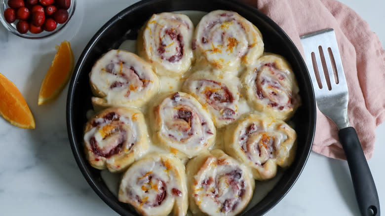 cooked cinnamon rolls in pan