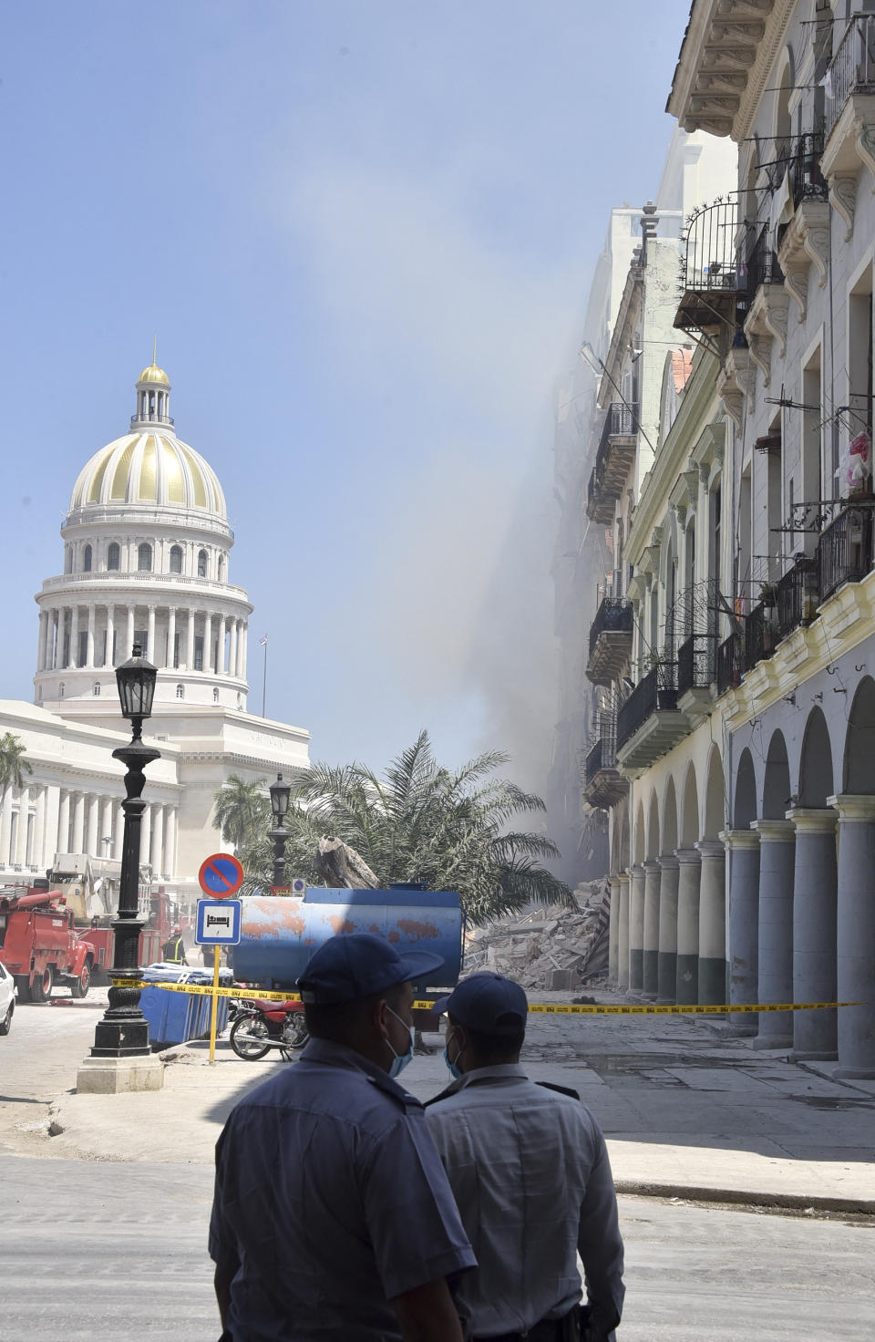 Policías y equipos de rescate llegaron al lugar y acordonaron varios lugares importantes de la capital, como el edificio del Capitolio.(Photo by ADALBERTO ROQUE / AFP) (Photo by ADALBERTO ROQUE/AFP via Getty Images)