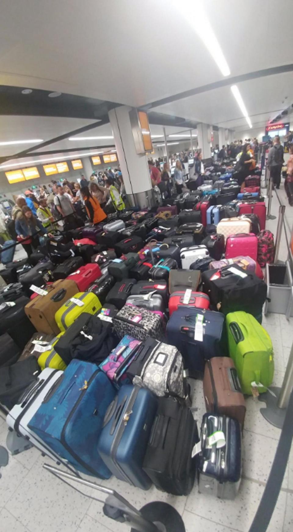 Chaotic scenes this morning at Gatwick due to a major fault with their new baggage system (@LanaBananaLana)