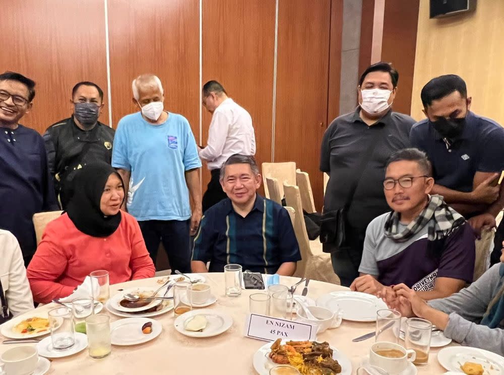 Amanah deputy president Datuk Seri Salahuddin Ayub (centre) breaks fast with members of the media at KSL Hotel and Resort in Johor Baru April 21, 2022. — Picture by Ben Tan