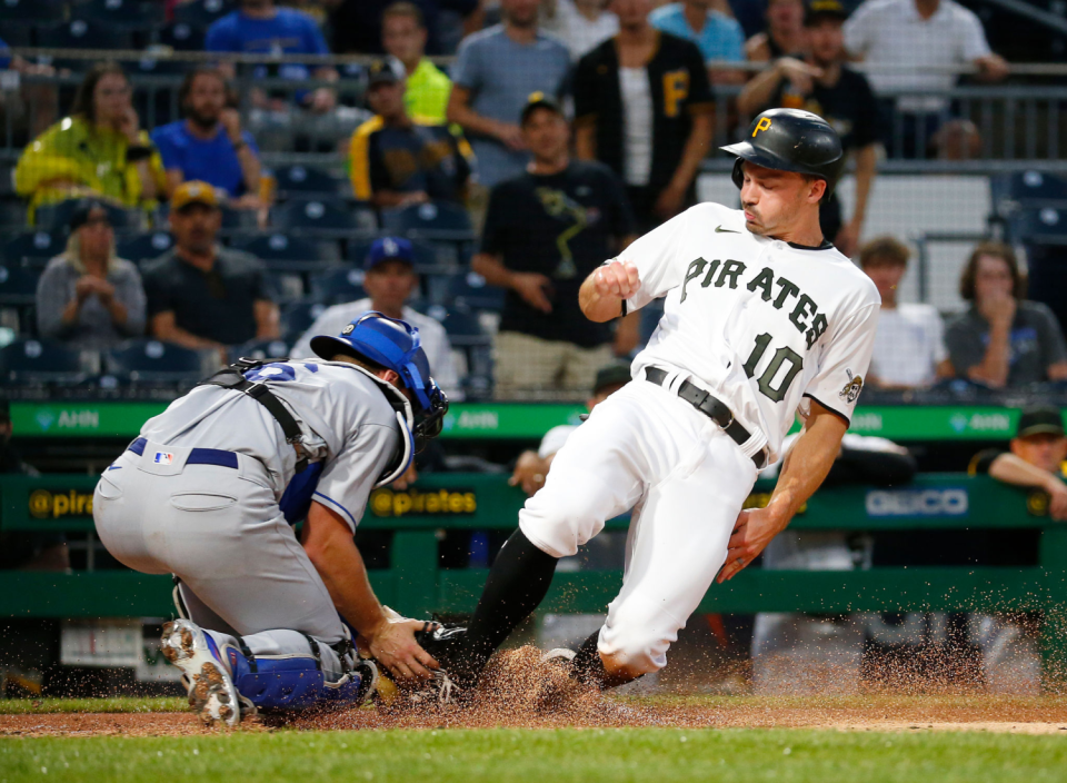 Pittsburgh Pirates' Bryan Reynolds scores on an RBI single.