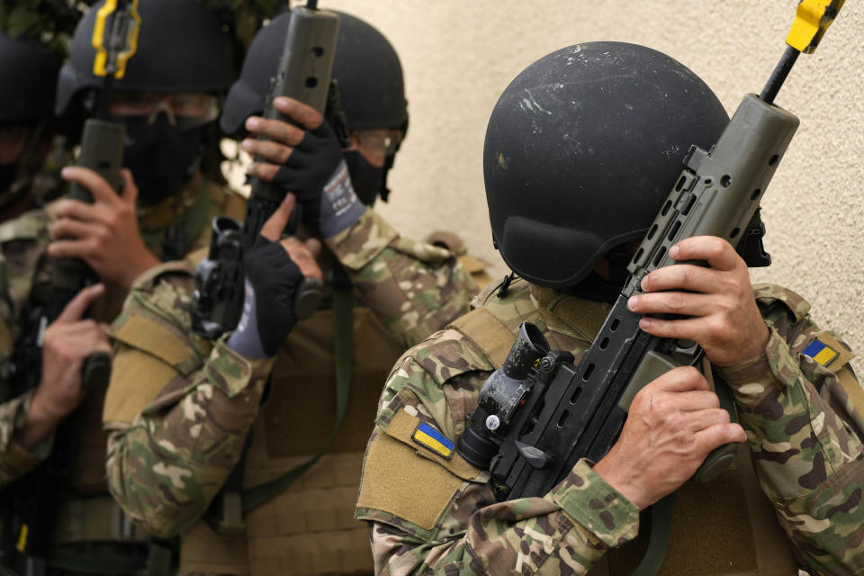 Ukrainian volunteer military recruits take part in an urban battle exercise whilst being trained by British Armed Forces at a military base in Southern England, Monday, Aug. 15, 2022. MOD and British Army as the UK Armed Forces continue to deliver international training of Ukrainian Armed Forces recruits in the United Kingdom.(AP Photo/Frank Augstein)